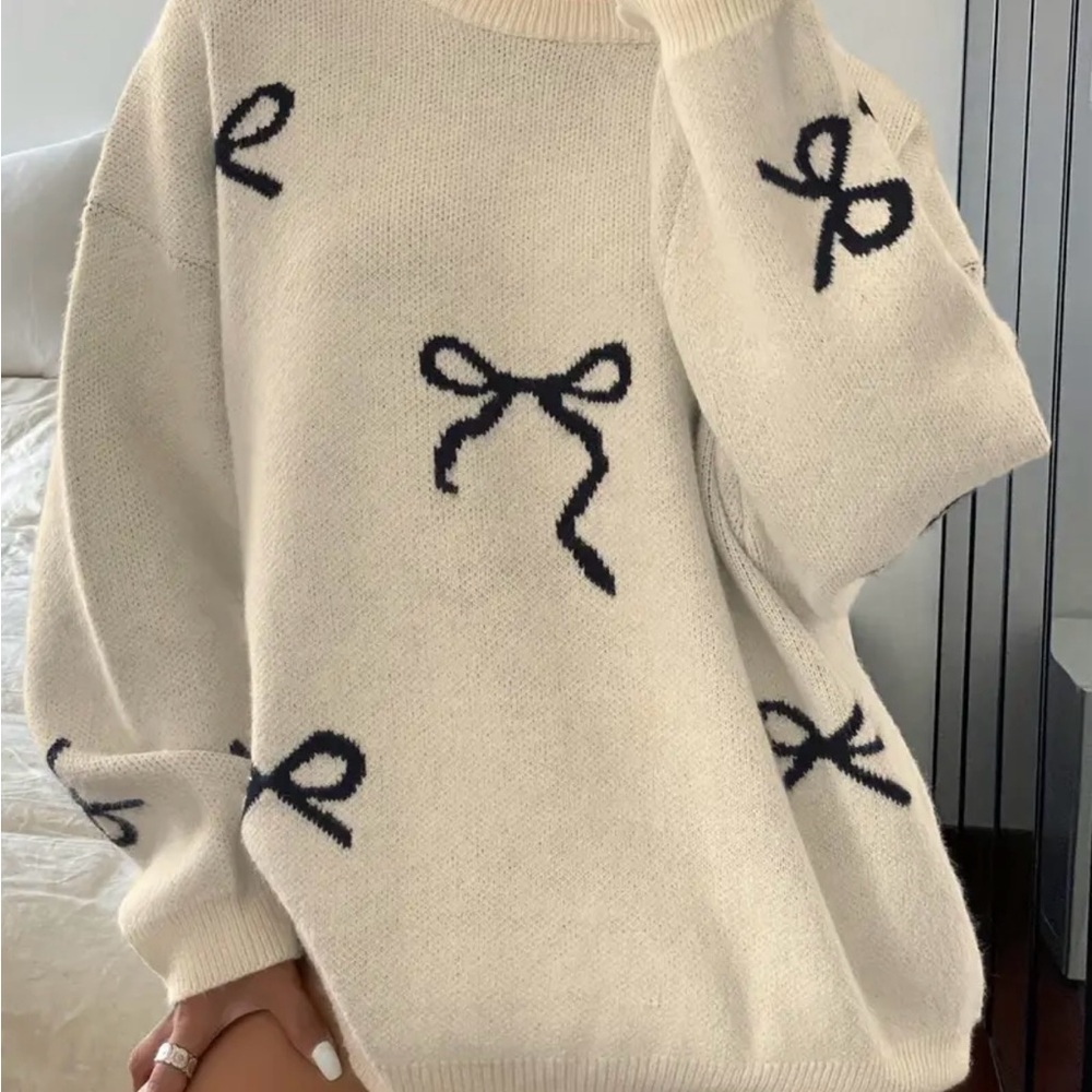Trendy Bowknot design long sleeved crew neck pullover sweater. Medium